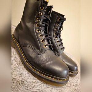 Womens black doc martens boots, size 10. Like new combat boots.